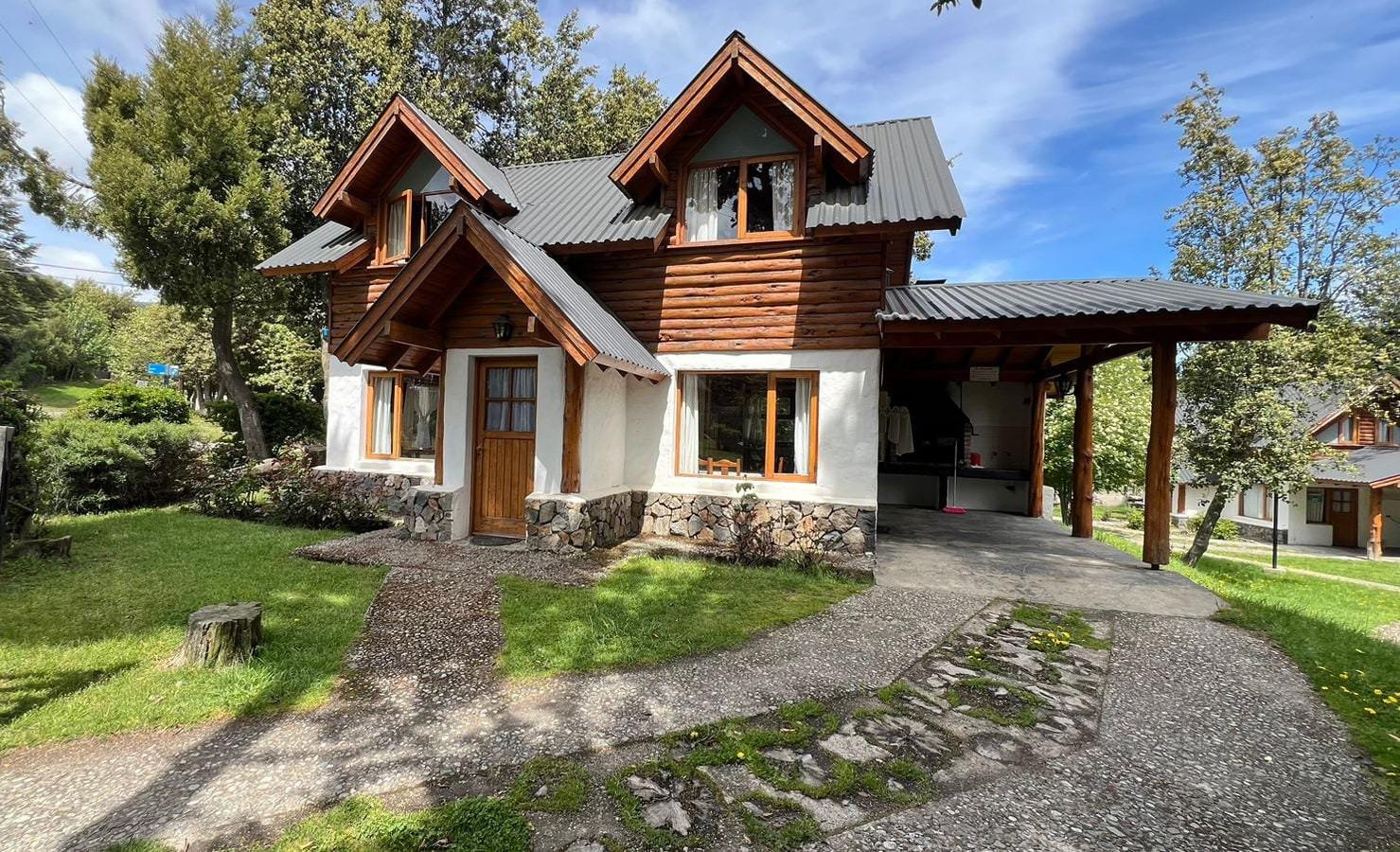 Interior con chimenea